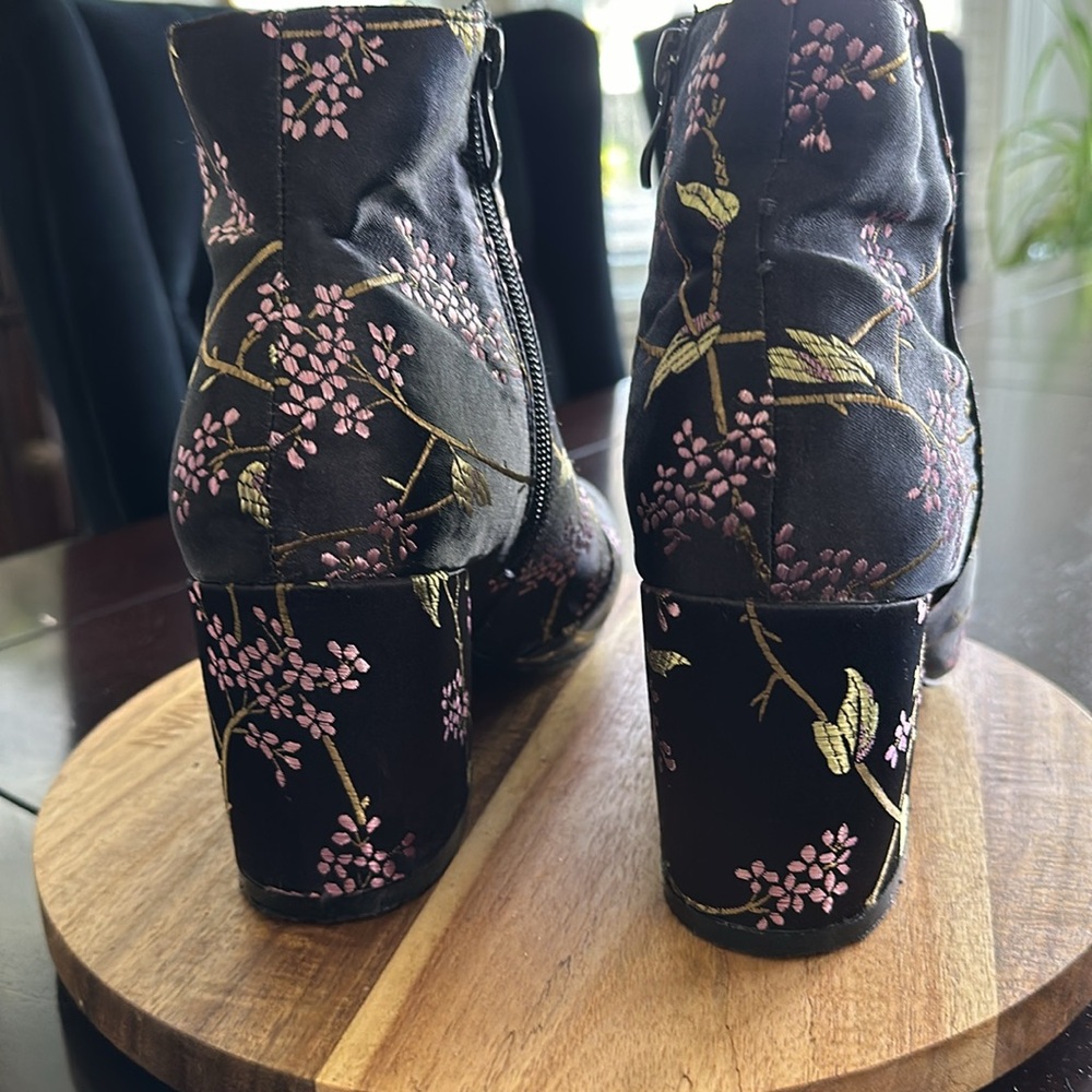 Cute flower patterned boots - Picture 2 of 8